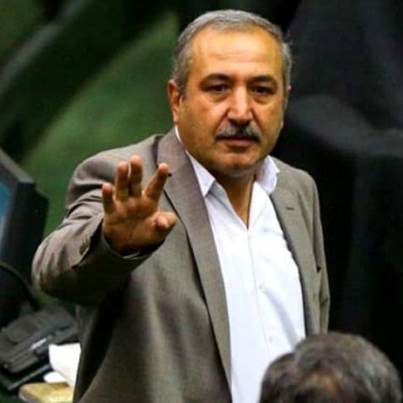 برلماني إيراني: الحكومة تكذب على المواطنين بلا خجل.. وهي "تنظر في عيونهم"