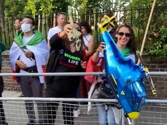 تجمع مخالفان جمهوری اسلامی مقابل سفارت ایران در لندن با شعار علیه خامنهای و رئیسی