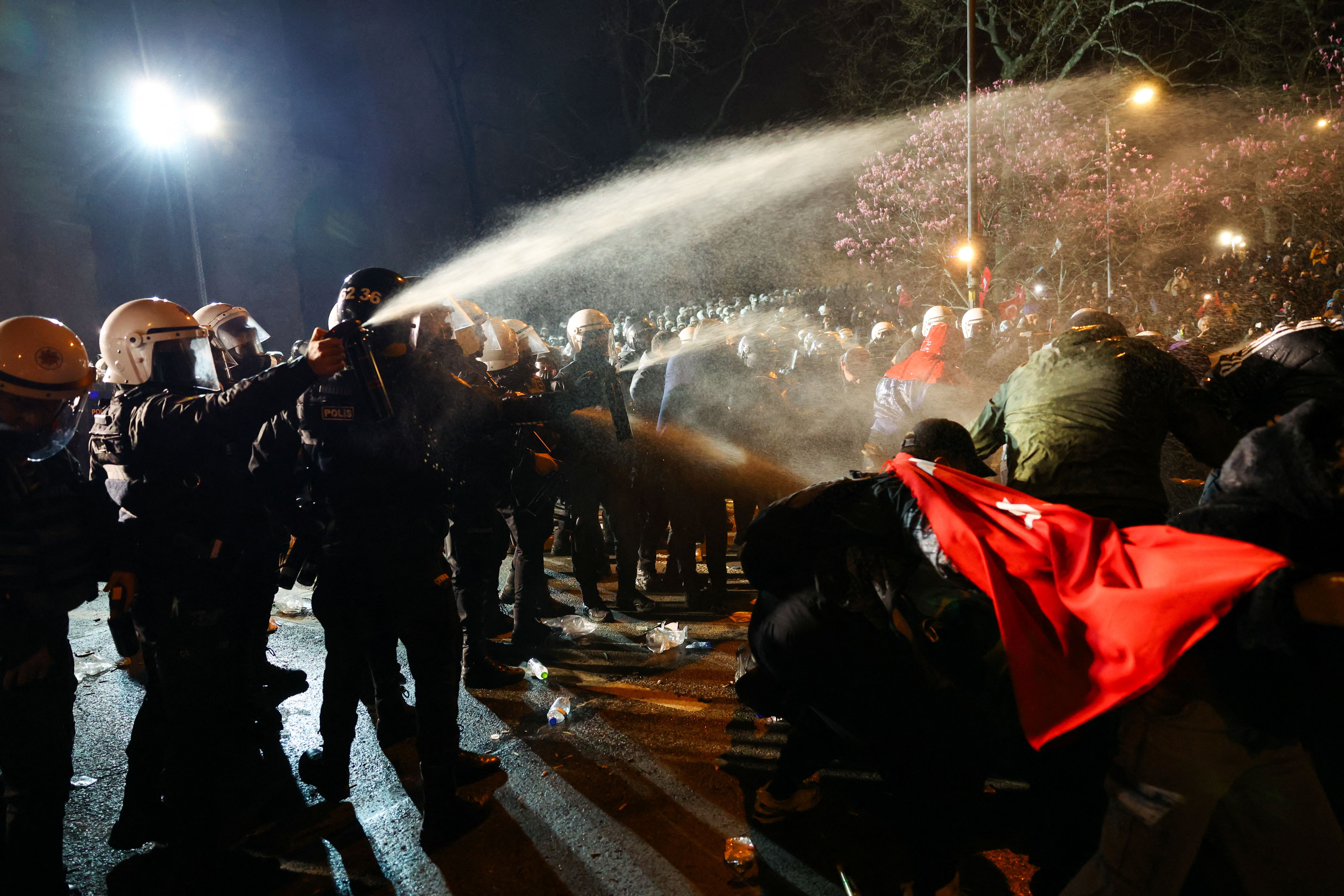 در ششمین شب تظاهرات، دانشجویان به موج اعتراضات به بازداشت امام‌اوغلو پیوستند