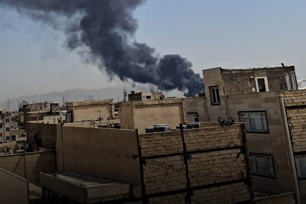 مصفاة طهران: الدخان الكثيف جنوب العاصمة نجم عن احتراق صهريجين محملين بالكيروسين