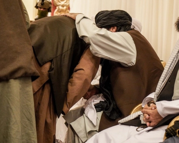 دلجویی سرپرست وزارت داخله طالبان از خانوادههای مهاجمان انتحاری