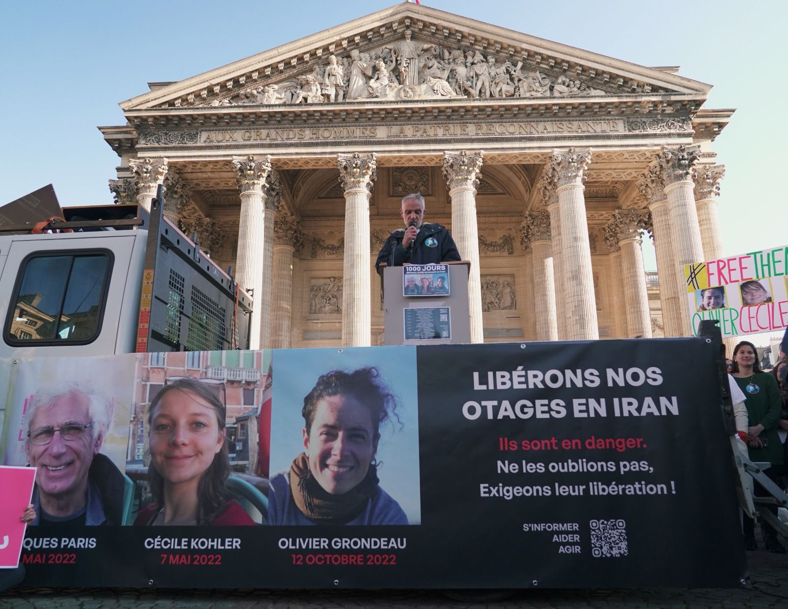 تجمع اعتراضی در پاریس در واکنش به ادامه بازداشت سه شهروند فرانسوی در ایران