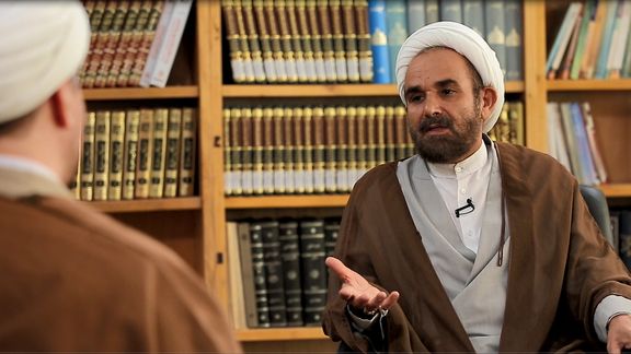 محمدحسین فلاحزاده، رییس مرکز موضوعشناسی احکام فقهی، ناشر جدول نرخنامه فطریه در سال ۱۴۰۴ که با حفظ سمت، رییس دفتر استفتائات علی خامنهای هم هست، علت انتشار این جدول را افزایش مشارکت مردم در پرداخت فطریه عنوان کرده است