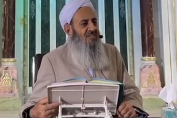 زعيم أهل السنة في إيران ينتقد صمت المسؤولين إزاء تحقيق العدالة لضحايا جمعة زاهدان الدامية