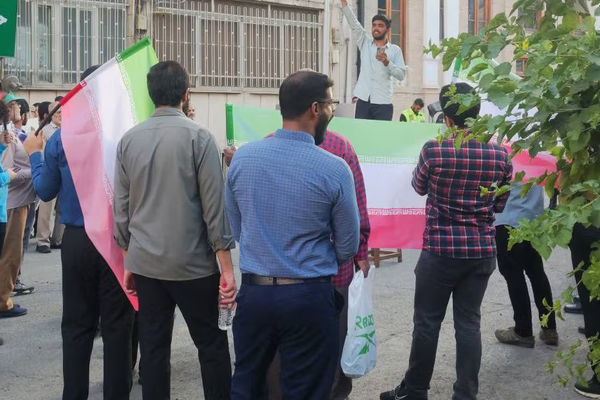 طلاب إيرانيون يحتجون على عودة مفتشي وكالة الطاقة ويطالبون بعدم السماح لهم بالدخول