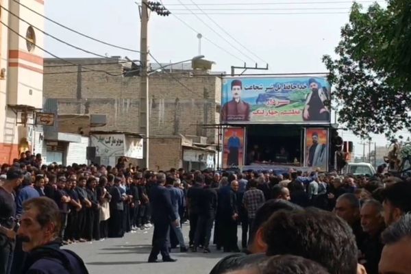 مشاركة جماهيرية واسعة في تشييع مواطن قُتل برصاص قوات الأمن الإيرانية