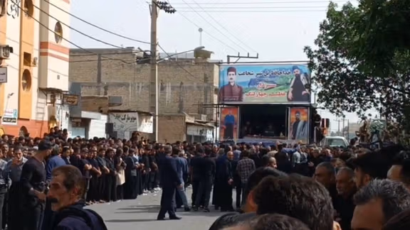 مشاركة جماهيرية واسعة في تشييع مواطن قُتل برصاص قوات الأمن الإيرانية