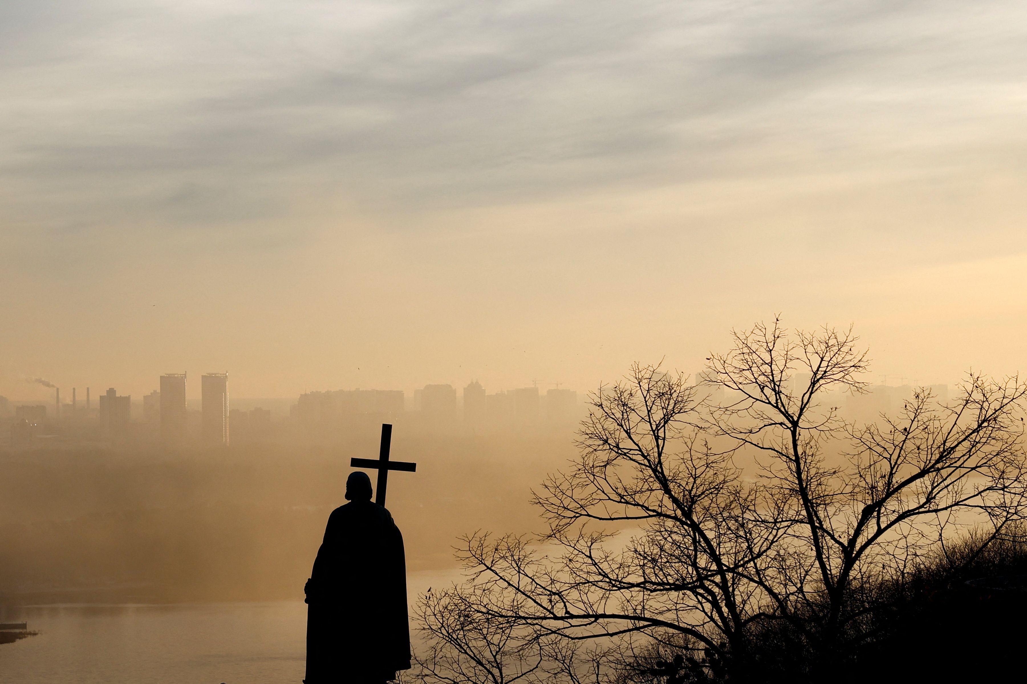 دود و گرد و غبار ناشی از حمله پهپادی ارتش روسیه با کی‌یف در اولین روز از سال ۲۰۲۵
