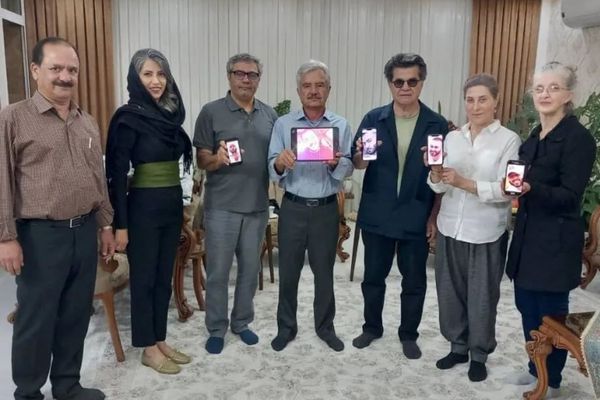 سينمائيون إيرانيون يزورون عائلة المغني المعتقل توماج صالحي وسط قلق متزايد على حالته الصحية