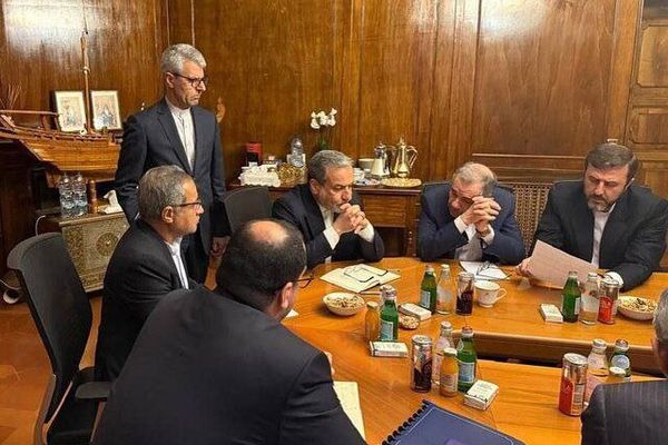 وزير إيراني سابق: الحديث عن جذب استثمارات أجنبية ضخمة بعد الاتفاق مع واشنطن محض "توهم"