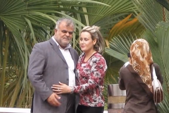 درخواست برای برکناری رستم قاسمی پس از انتشار عکسهای بدون حجاب همسرش در کنار او در مالزی