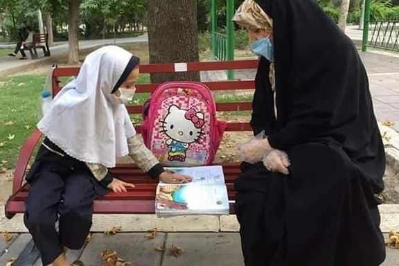 معلمی که به دانشآموز نیازمند افغان در پارک درس میداد در پی ابتلا به کرونا فوت کرد