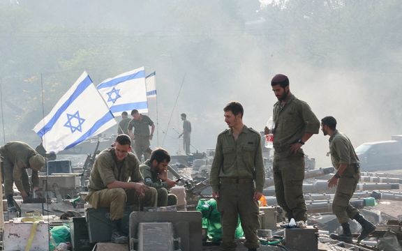 ارتش اسرائیل: پس از عبور یک تانک از روی لانه زنبور در غزه، زنبورها سربازان را نیش زدند