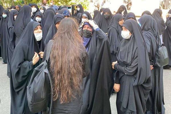 بعد انتقاده داخليًا وخارجيًا.. الحكومة الإيرانية تطلب تعليق قانون "الحجاب" مؤقتًا