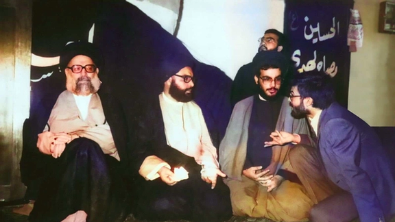 ردیف جلو از چپ: محمد حسین فضلالله، سید عباس الموسوی، سید حسن نصرالله و ابومهدی المهندس