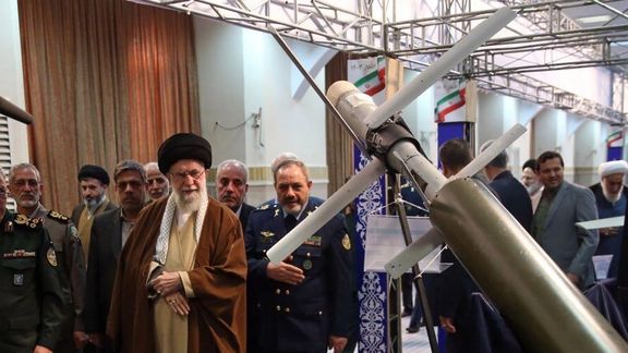 علی خامنهای در حسینیه دفترش نمایشگاه تجهیزات موشکی و نظامی برگزار کرد