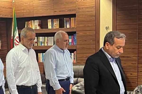 منظمة "متحدون ضد إيران النووية" تطالب واشنطن بعدم إصدار تأشيرات لظريف وعراقجي وبزشكيان