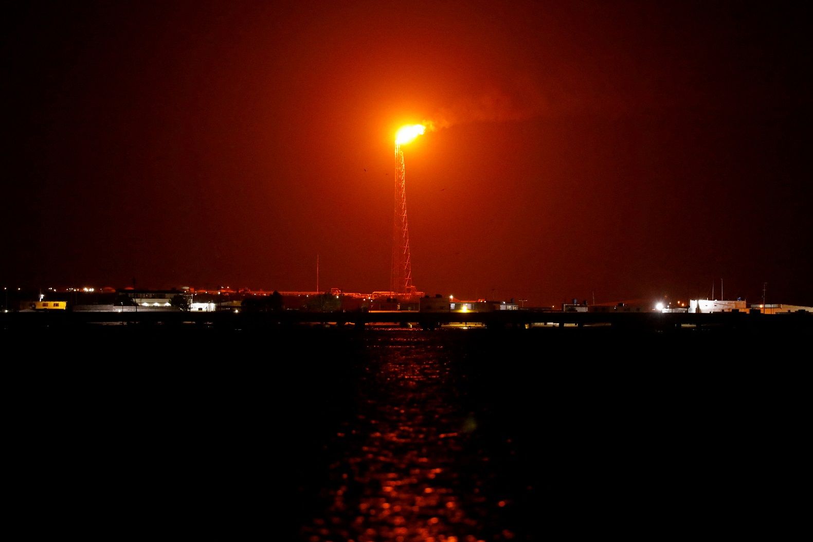 رویترز: نفتکش حامل یک میلیون بشکه نفت خام ایران وارد آب‌های ونزوئلا شد