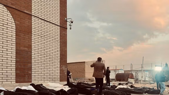 پیام مخاطب: کادر درمان مشهد برای رسیدگی به مجروحان شمارههایشان را استوری کرده بودند