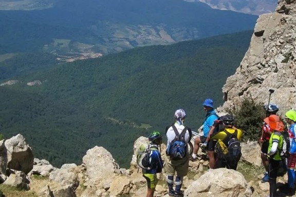 A group of hikers in the mountainous region of Opert, situated on the border of Semnan and Mazandaran provinces (file photo)