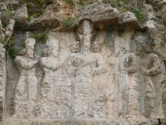 تاج بهرام دوم ساسانی در نقشبرجسته دهکده سراببهرام تخریب شد