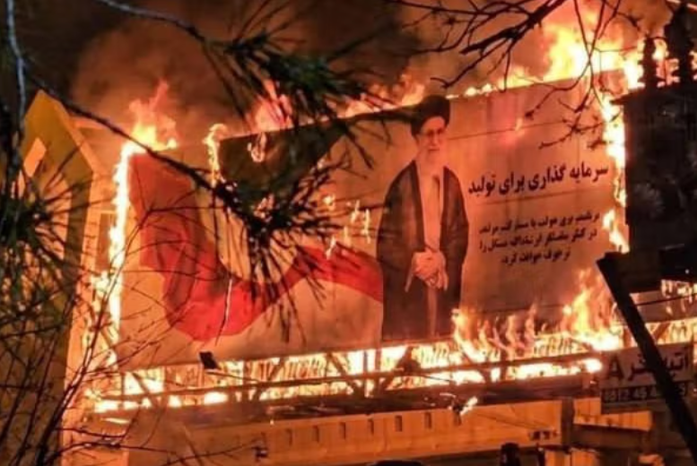 استمرار الاحتجاجات الشعبية الواسعة في إيران رغم أوامر خامنئي بقمع المتظاهرين