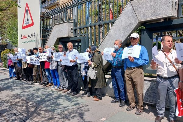 نددوا بسياسات النظام وطالبوا بتحسين الأوضاع.. احتجاجات المتقاعدين والعمال تتواصل في إيران