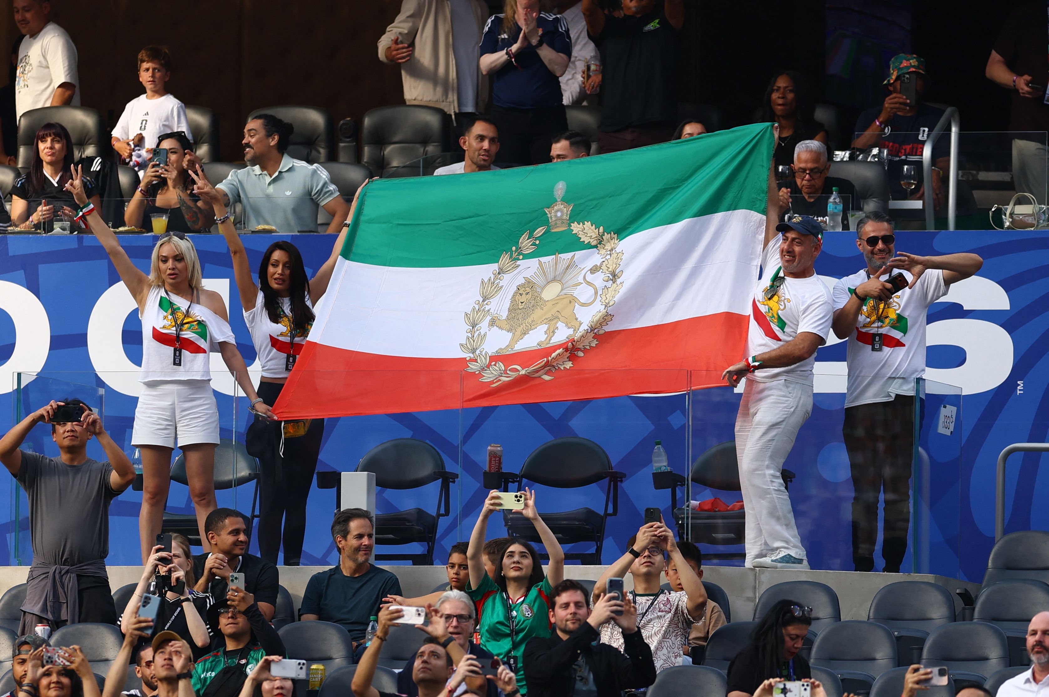 ایران ۲- نیوزیلند ۲؛ اهتزاز پرچم شیر و خورشید در دست تماشاگران ایرانی