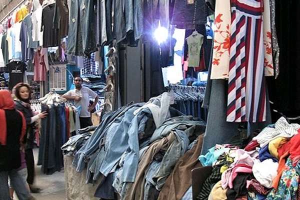 الفقر يجبر الإيرانيين على شراء الملابس المستعملة.. ومخاوف من "عواقب صحية"