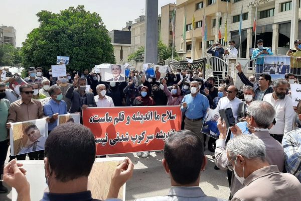 السلطات الإيرانية تواجه مطالب المعلمين بالقمع والفصل من العمل