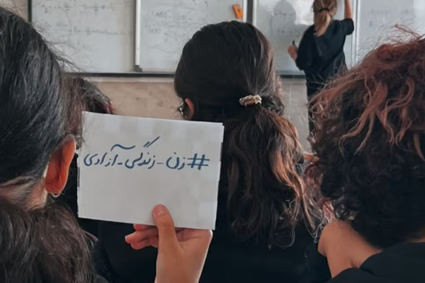 صحيفة إيرانية: تجمعات مؤيدي قانون "الحجاب الإجباري" تؤدي إلى "إثارة الفوضى"