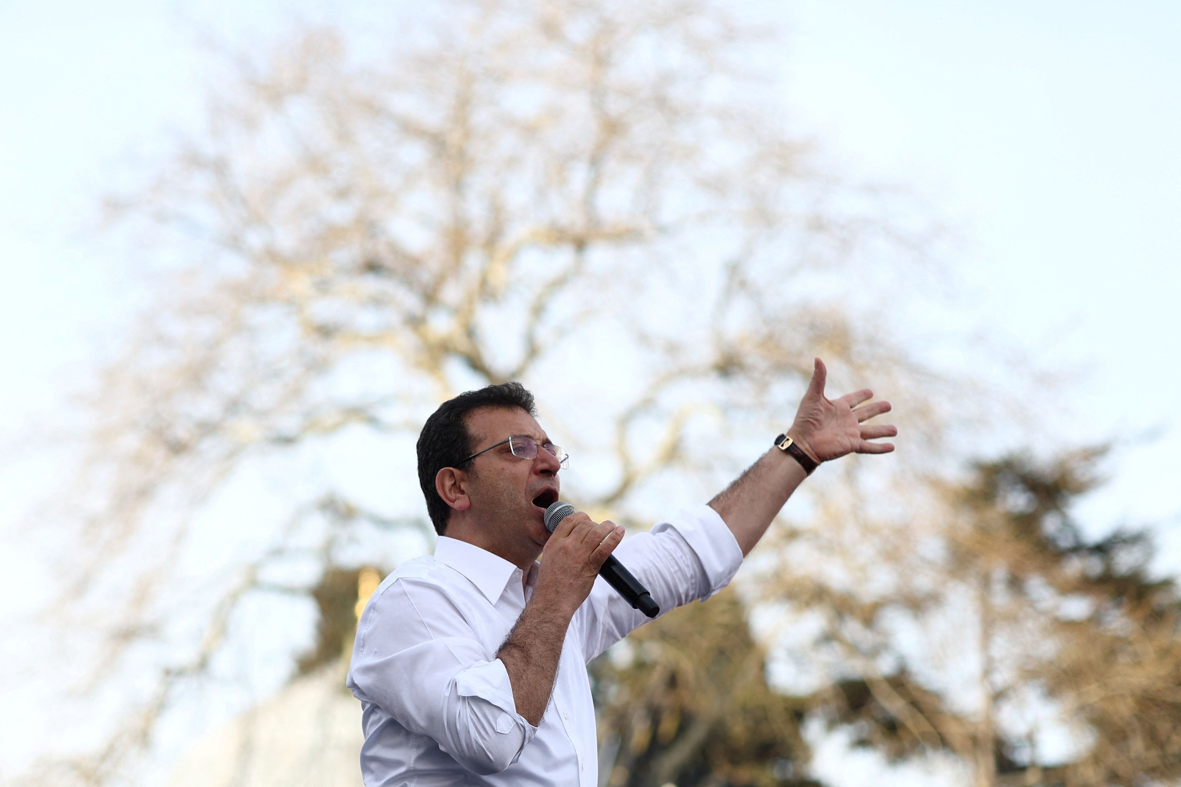 اکرم امام‌اغلو، شهردار استانبول، در کارزار انتخاباتی خود در این شهر، ۱۱ فروردین