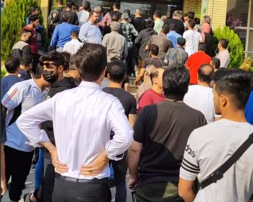 تجمعات شبانه در اعتراض به تفتیش بدنی و کتک زدن دانشآموزان هنرستان صدر تهران