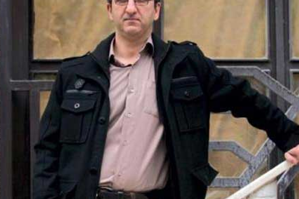 الأمن الإيراني يداهم منزل اقتصادي معارض ويصادر أجهزته الرقمية وكتبه