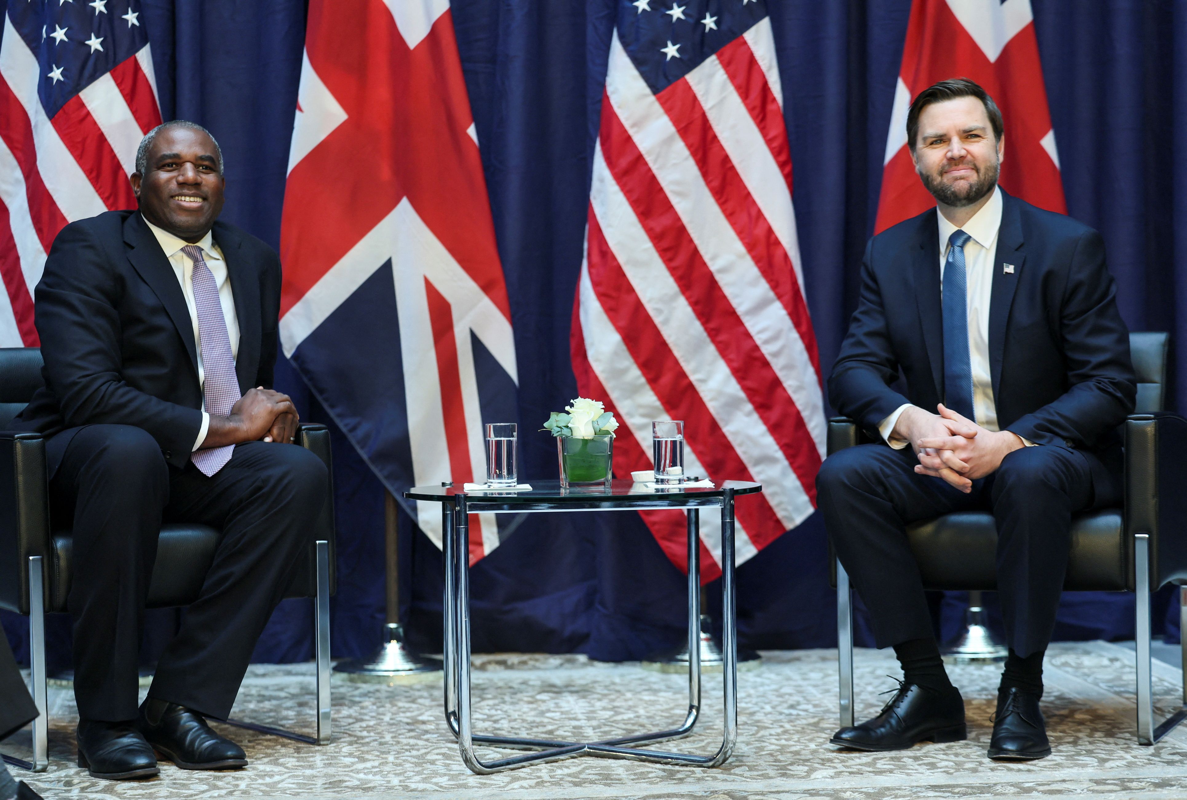 درحالی که ونس با صدراعظم آلمان، کشور میزبان دیدار نکرد، دیدارهایی با مقامات سطح پایین‌تر، نظیر دیوید لمی، وزیر خارجه بریتانیا داشته است. 