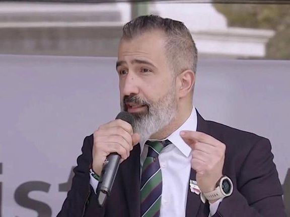 علیرضا آخوندی: با سفر به ایران ناخواسته از جمهوری اسلامی حمایت میکنید