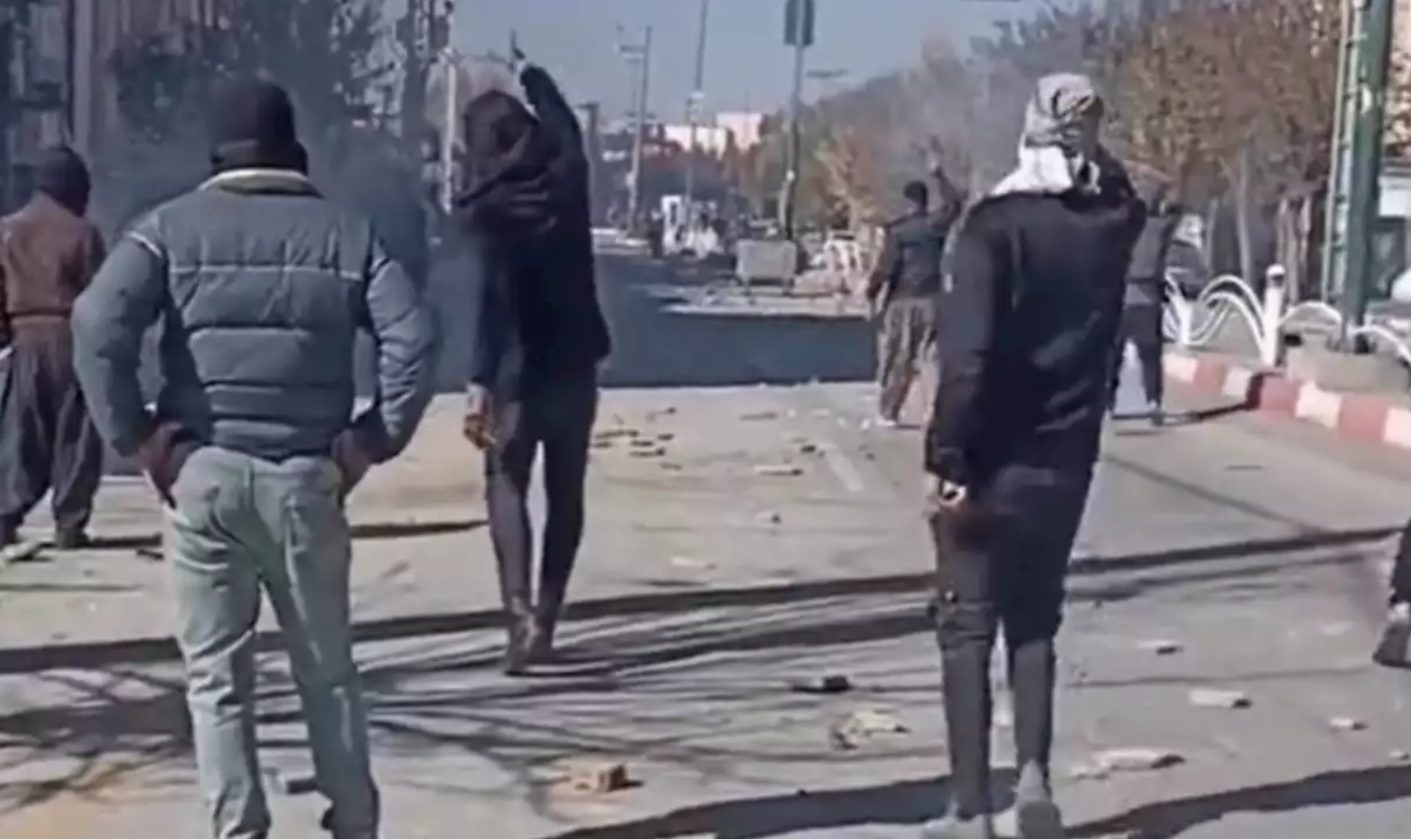 بعد منعهم من فتح محلاتهم.. أصحاب المتاجر في سنندج يشتبكون مع قوات الأمن الإيرانية