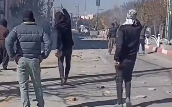 بعد منعهم من فتح محلاتهم.. أصحاب المتاجر في سنندج يشتبكون مع قوات الأمن الإيرانية