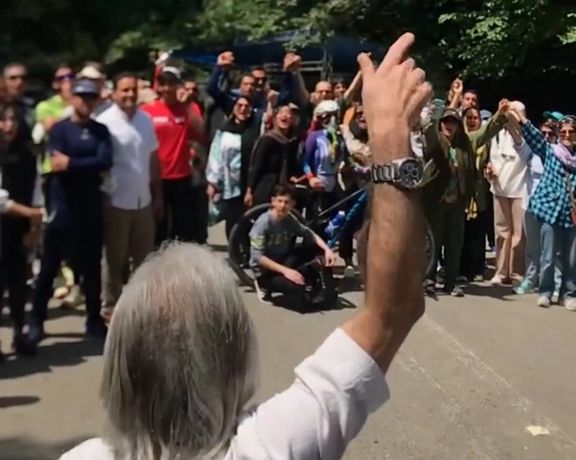 برخی مردم گرگان در واکنش به تصمیم مسئولان برای تردد خودرو در پارک النگدره در آن تجمع کردند