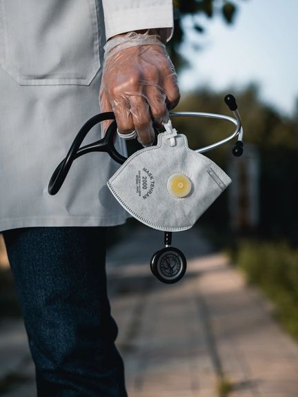 پلیس آگاهی تهران: پزشک قلابی که با دکترای مدیریت ۶۰ عمل انجام داده بود، دستگیر شد