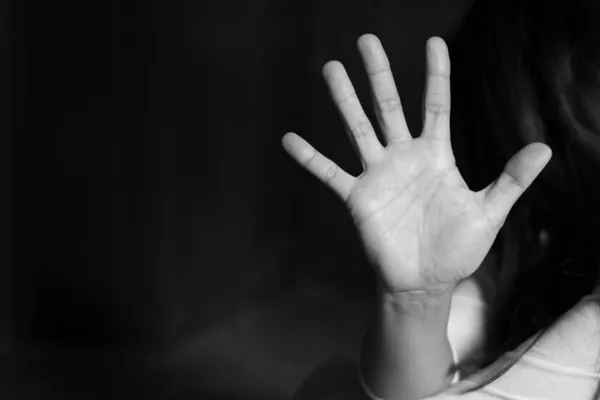 سایت رکنا: مردی در کرمان، همسر و خواهر همسر خود را با سلاح کمری به قتل رساند