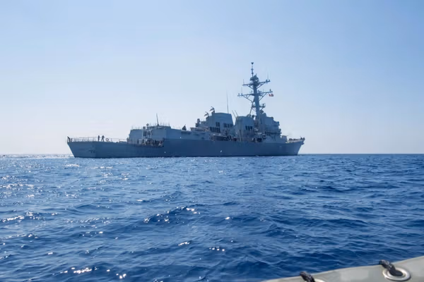 رویترز: محاصره شرق تنگه هرمز از سوی ارتش آمریکا شامل همه ترددهای دریایی میشود