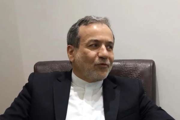 دفتر شاهزاده رضا پهلوی: مجمع جهانی اقتصاد نباید به عراقچی جنایتکار تریبون بدهد