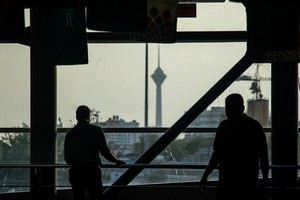 "العيش في اليأس".. الغموض والأزمات الاقتصادية والسياسية يقوّضان الأمل في الحياة بإيران