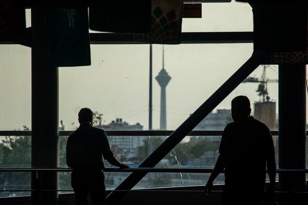 "العيش في اليأس".. الغموض والأزمات الاقتصادية والسياسية يقوّضان الأمل في الحياة بإيران