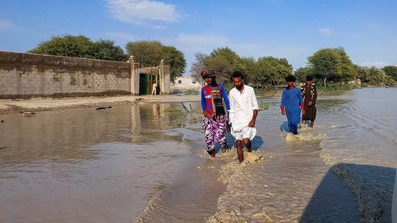 سیلزدگان سیستان و بلوچستان: کمک و غذا نیامد، اما صندوق رای سیار آمد