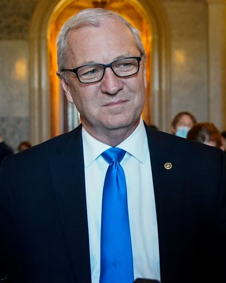 سيناتور أميركي: لدى الشعب الإيراني فرصة لتغيير النظام