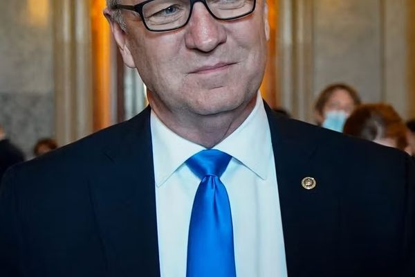 سيناتور أميركي: لدى الشعب الإيراني فرصة لتغيير النظام