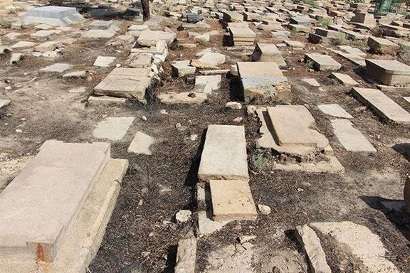 یک کنشگر میراث فرهنگی: حریم آرامستان باستانی شیراز را شکسته و قبرها را آتش زدهاند