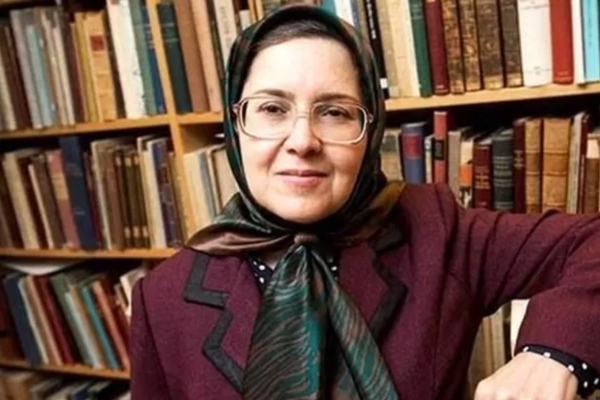 كاتبة إيرانية تروي تفاصيل اعتداء قوات الأمن عليها لمشاركتها في جنازة الطفلة أرميتا غراوند